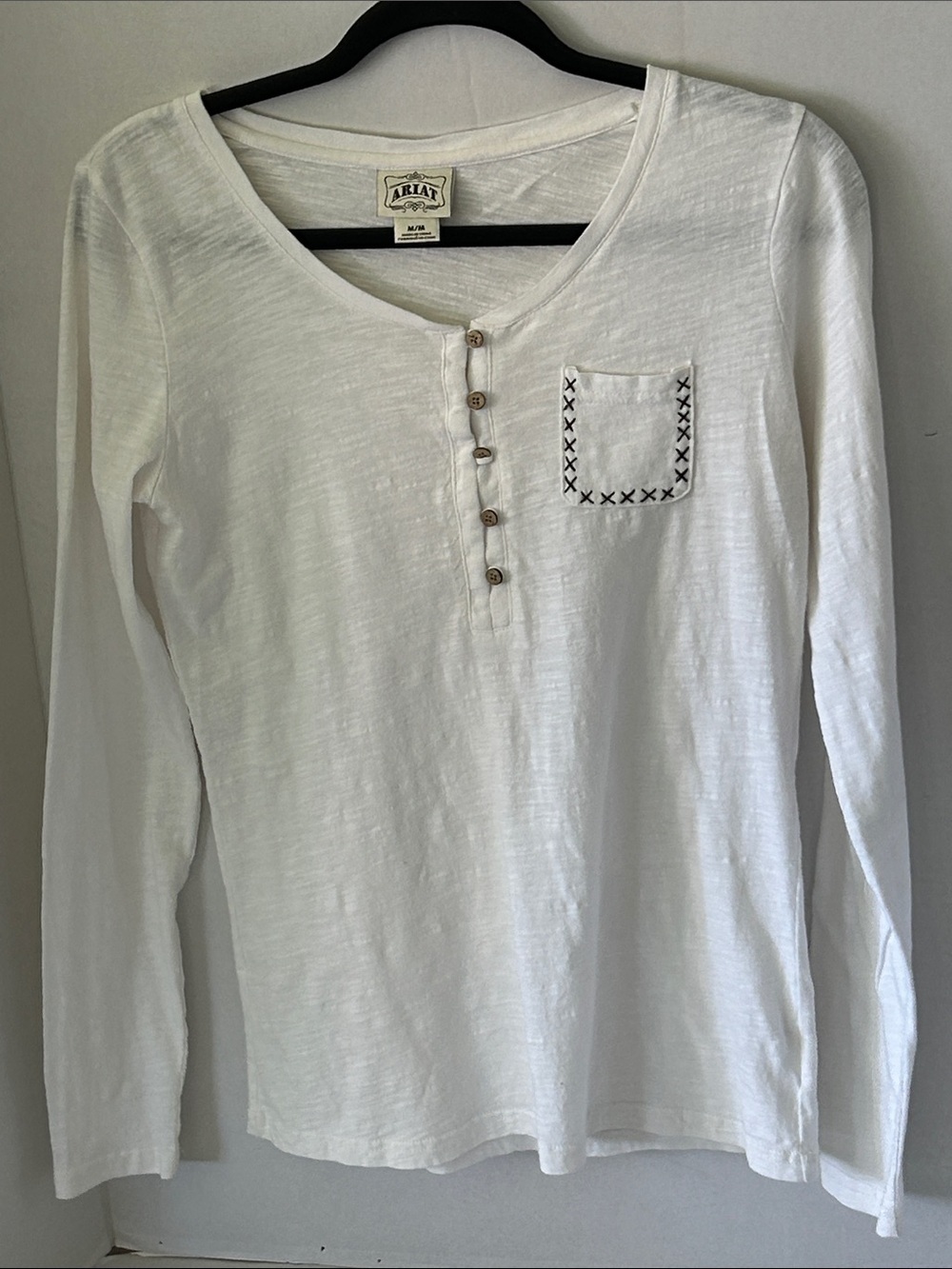 ARIAT WHITE LONG SLEEVE HENLY SHIRT WITH CROSS-STICH DETAILS SZ m